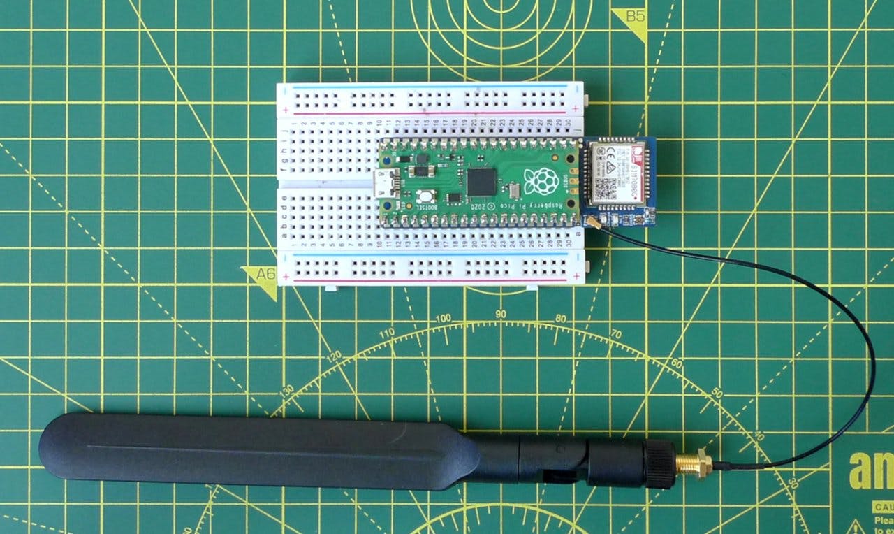 The Waveshare and Pico together with the antenna.
