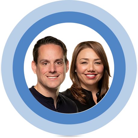 A man and a woman smiling, framed by a blue circle.
