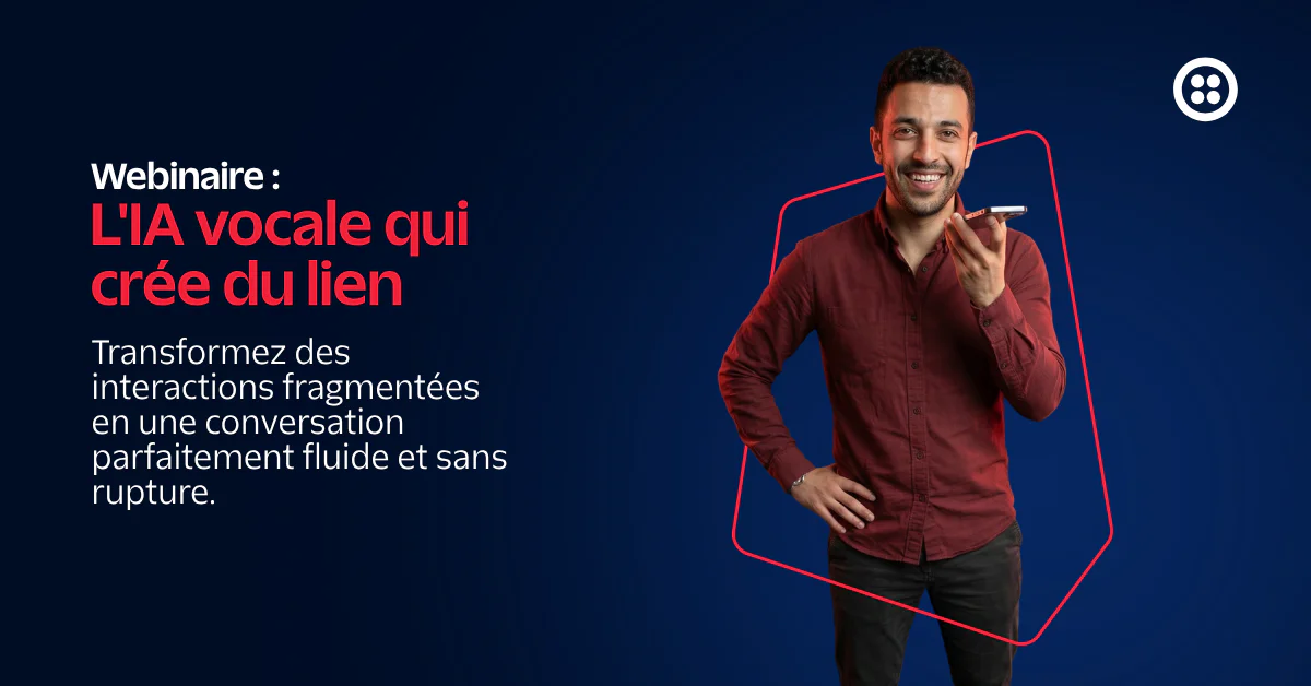 Homme souriant avec smartphone, texte en français sur webinaire d'IA vocale
