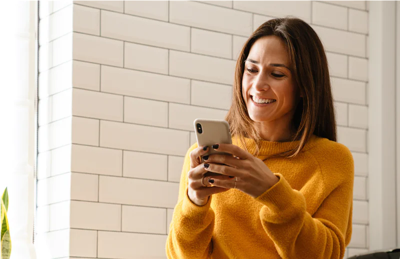 Woman learning How to lower customer acquisition costs