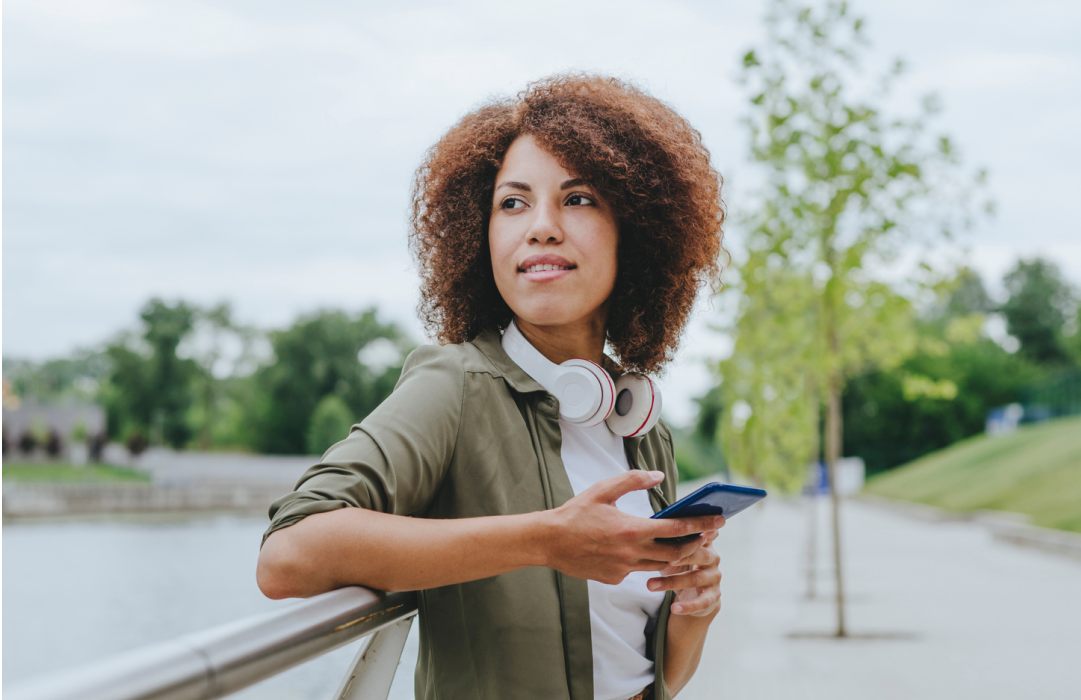 User getting her questions answered through ecommerce live chat on her phone