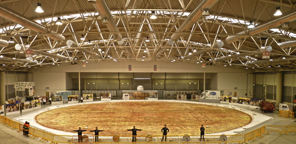 113161-2_largest_pizza_Rome