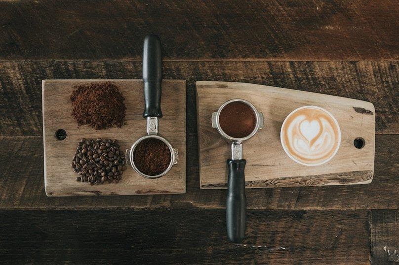 Imagem ilustrativa com diferentes preparos de café