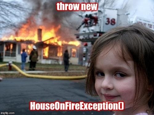meme d&#x27;une photo d&#x27;une maison qui brûle. Le texte dit Throw new House On Fire Exception ()