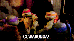 GIF tartarugas ninja fazendo um &#x27;high five&#x27; e escrito COWABUNGA.