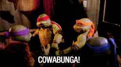 GIF tartarugas ninja fazendo um 'high five' e escrito COWABUNGA.