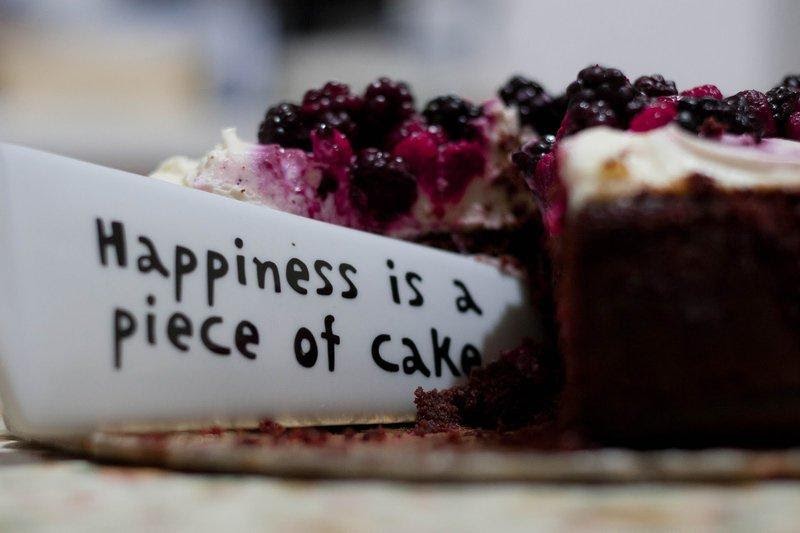 &#x27;happiness is a piece of cake&#x27; (&#x27;el dulce sabor de la felicidad&#x27;) escrito sobre un cuchillo para torta