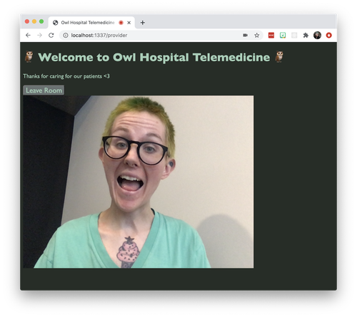 Captura de tela de um aplicativo Twilio Video que diz 'Bem-vindo ao Owl Hospital Telemedicine'. O texto pequeno diz 'Obrigado por cuidar de nossos pacientes'. Há um botão que diz 'Sair da sala' e uma pessoa não binária no bate-papo com vídeo, com cabelo verde, fazendo uma careta.