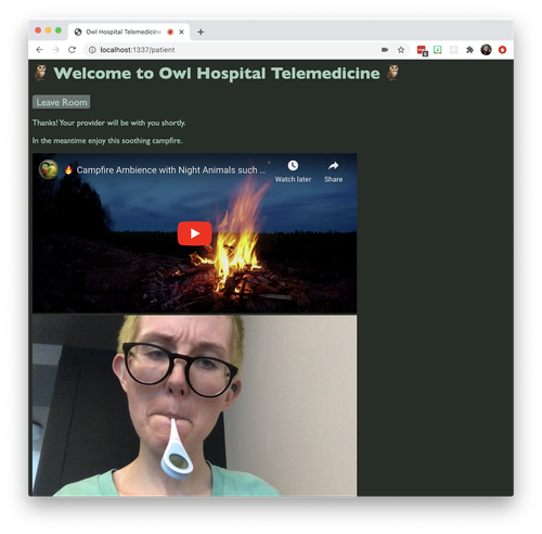 Captura de tela de um aplicativo de telemedicina do Twilio Video. Há uma pessoa não binária no bate-papo com vídeo, que tem um termômetro na boca e uma expressão preocupada. O texto na página diz 'Obrigado! Seu provedor atenderá você em breve. Enquanto isso, desfrute desta fogueira relaxante.' Há um vídeo integrado do YouTube de uma fogueira.