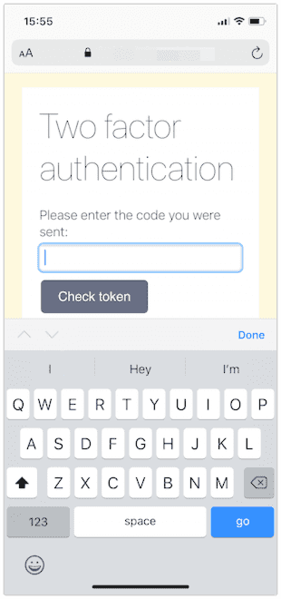 Eine in iOS Safari angezeigte Webseite, auf der eine Aufforderung zur Zwei-Faktor-Authentisierung angezeigt wird. Die standardmäßige alphabetische Tastatur ist geöffnet.
