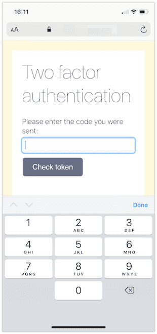 Eine in iOS Safari angezeigte Webseite, auf der eine Aufforderung zur Zwei-Faktor-Authentisierung angezeigt wird. Dieses Mal wird eine Tastatur angezeigt, die ausschließlich Zahlen enthält.