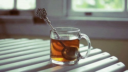 Une tasse de thé fumante