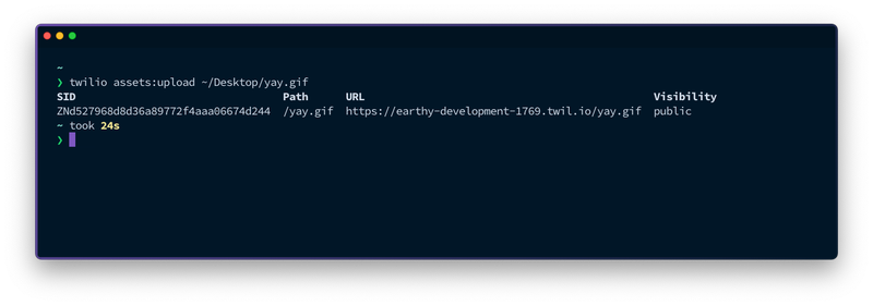 ターミナルの写真。twilio assets:upload ~/Desktop/yay.gifコマンドを実行した結果、アセットのSID、パス、URL、可視性が表示されている。