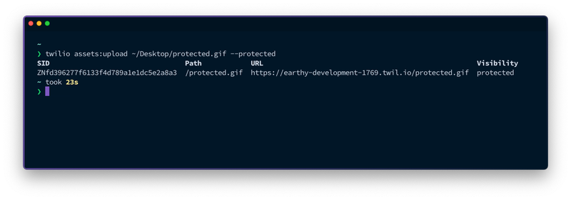 ターミナルの写真。twilio assets:upload ~/Desktop/protected.gif –protected`というコマンドを実行した結果、アセットのSID、パス、URL、可視性が表示され、保護されていることがわかる。