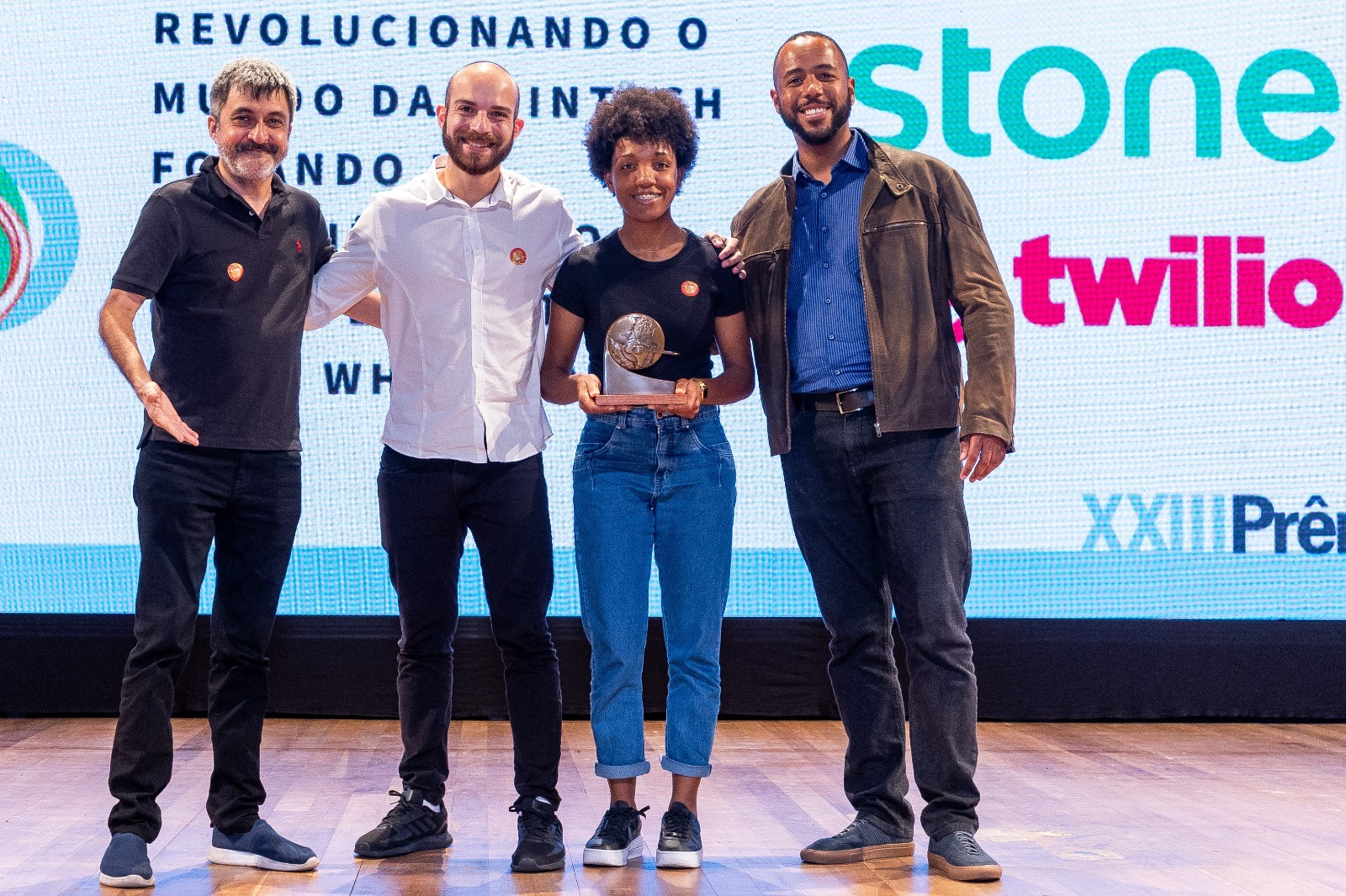 Equipe Stone e Twilio recebendo troféu do PrêmioABT