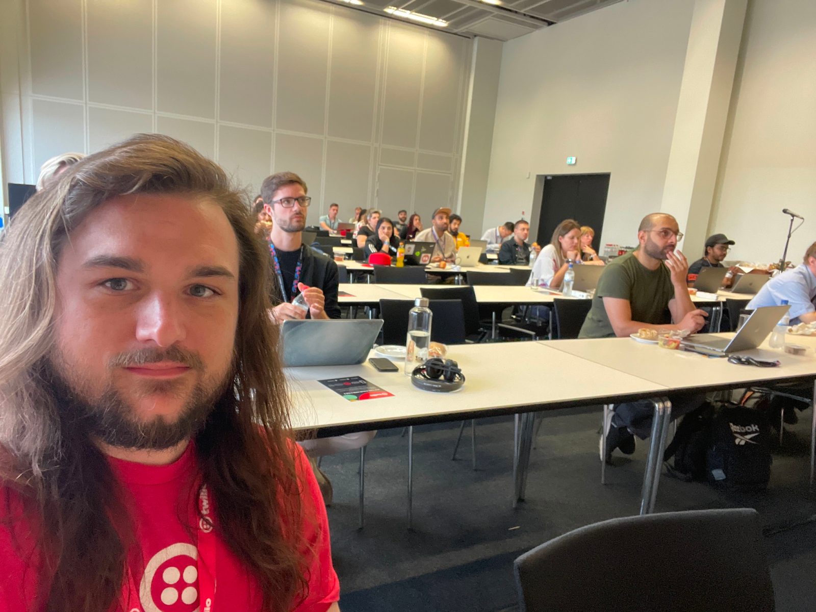 Sam macht ein Selfie während des Workshops