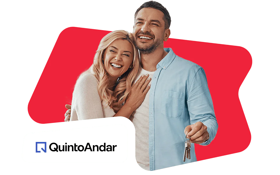 Smiling couple holding keys with QuintoAndar logo in the corner