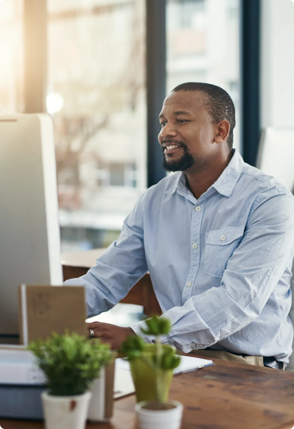 store manager making the most of his advertising budget by investing in alternative ways to get customers into their database, like click-to-message ads.