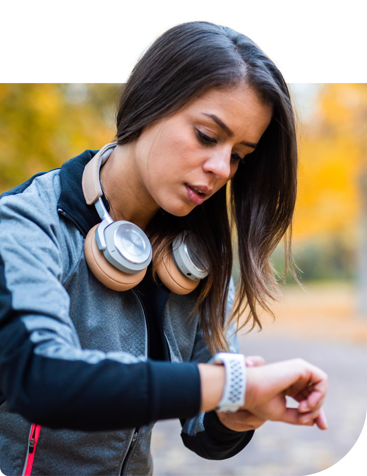 Wanita dengan smartwatch sedang berolahraga.