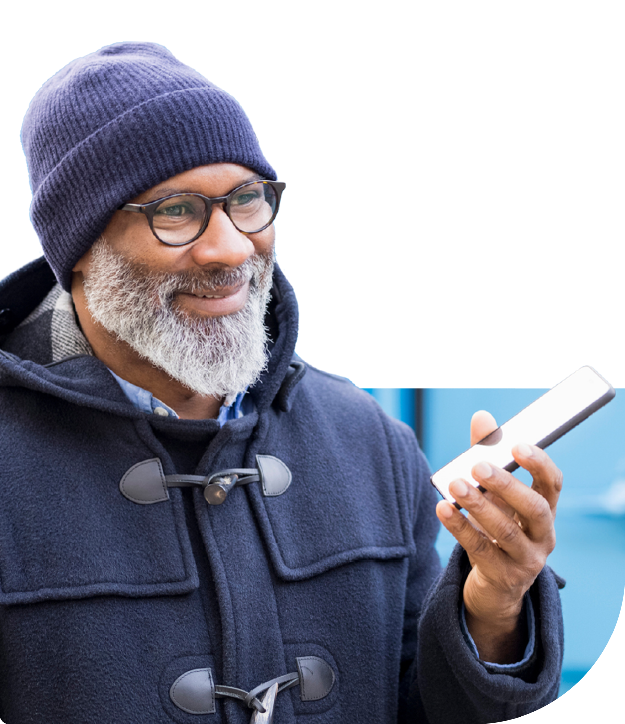 Uomo con un telefono e un cappello invernale.